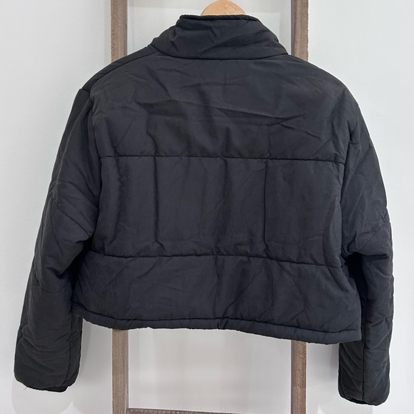 PrettyLittleThing Black Super Cropped Peach Skin Puffer Jacket Women Size 6 NWT - Picture 3 of 7